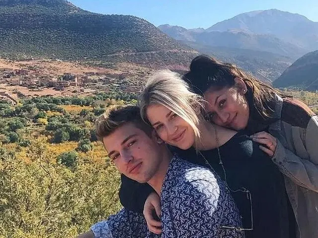 Trois amis posent de manière ludique en surplombant une vallée du parc national de Toubkal