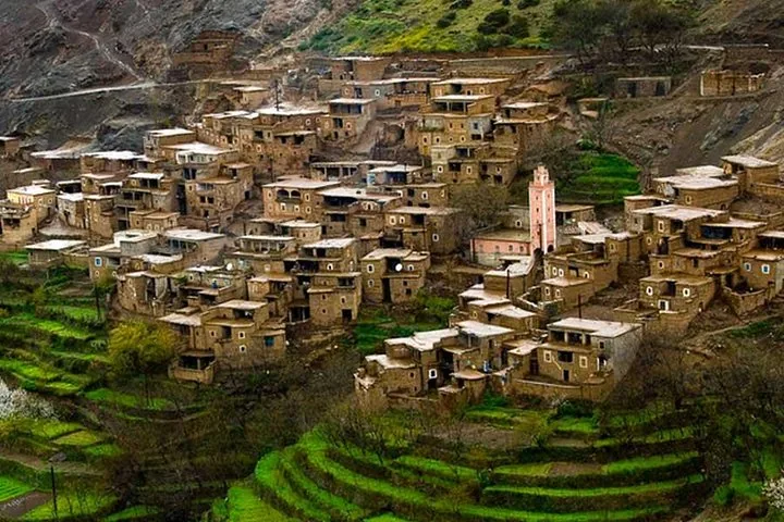 Vista de cerca de un pueblo bereber tradicional con campos en terrazas debajo